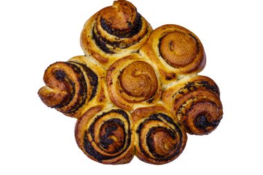 Beyaz arka planda haşhaş tohumlu tatlı çörek