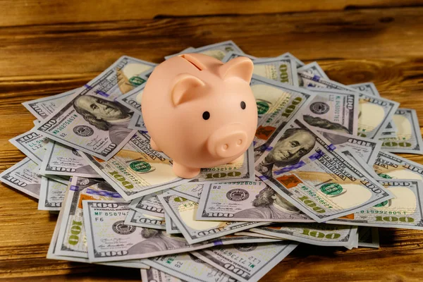 Pink Piggy Bank Tumpukan American Seratus Dolar Tagihan Meja Kayu — Stok Foto