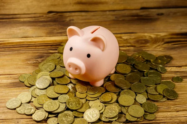 Banco Piggy Rosa Montão Moedas Fundo Madeira Conceito Poupança Dinheiro — Fotografia de Stock