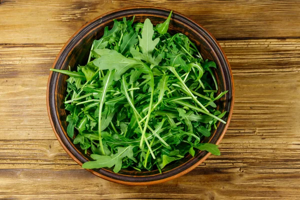 Arugula Verde Fresco Tigela Cerâmica Uma Mesa Madeira Vista Superior — Fotografia de Stock