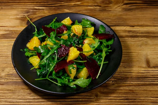 Salată Gustoasă Arugula Proaspătă Sfeclă Roșie Portocale Masa Lemn Alimente — Fotografie, imagine de stoc