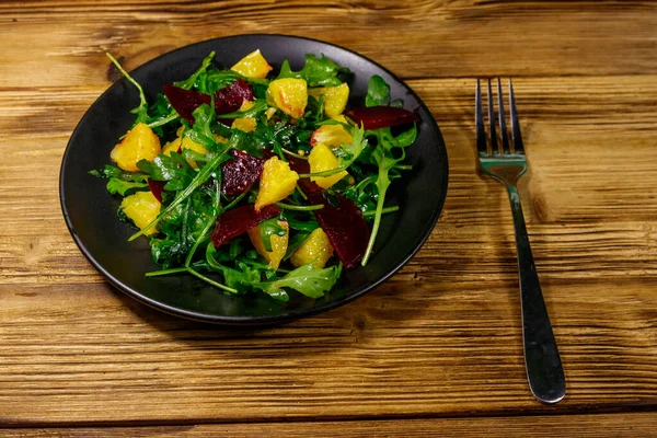 Lekkere Salade Van Verse Arugula Rode Biet Sinaasappels Houten Tafel — Stockfoto