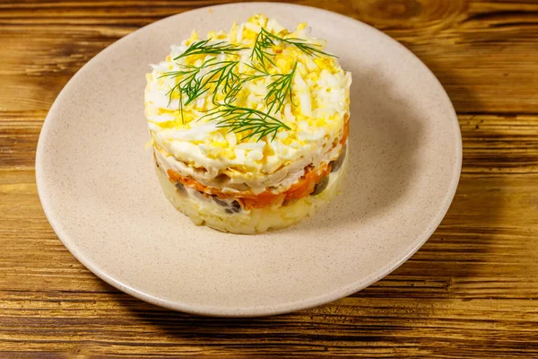 Вкусный Салат Картошкой Куриной Грудью Маринованными Грибами Морковью Яйцами Майонезом — стоковое фото