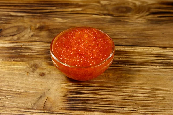 Caviar Rojo Cuenco Vidrio Sobre Mesa Madera — Foto de Stock