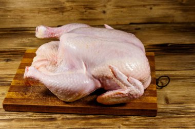 Tavuğu ahşap bir masada çiğ çiğ yedim.