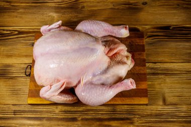 Tavuğu ahşap bir masada çiğ çiğ yedim. Üst görünüm