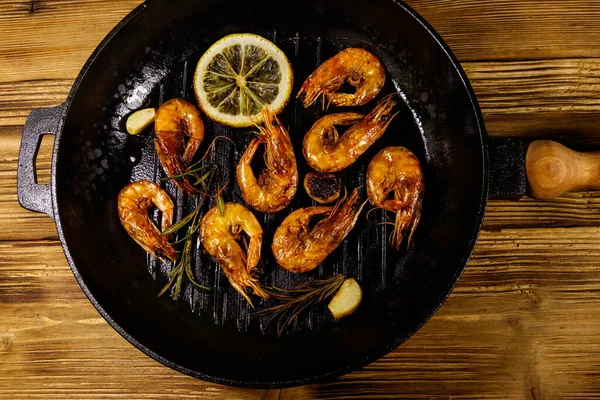Grilled Shrimp Spices Rosemary Lemon Grill Frying Pan Wooden Table — Stock Photo, Image