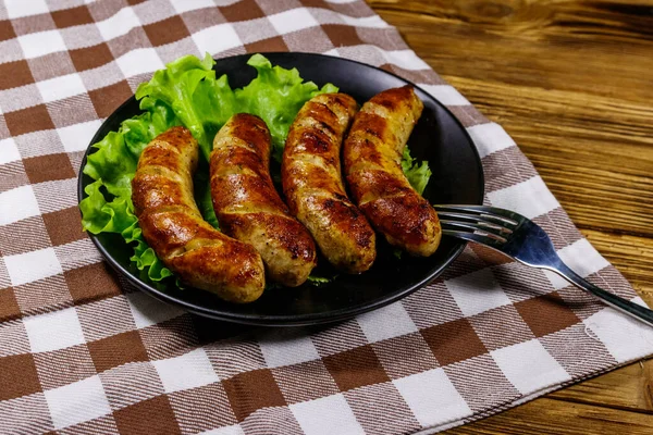 Leckere Grillwürste Auf Einem Holztisch — Stockfoto