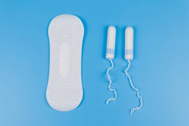 Mavi arka planda hijyenik ped ve tampon. Üst görünüm