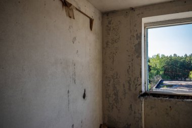 Terk edilmiş eski dairenin içinde.