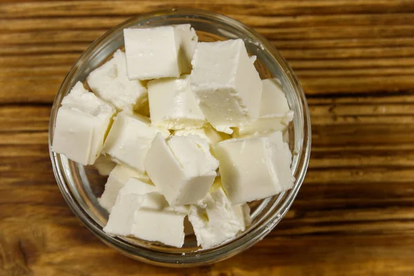 Cubos Queso Feta Tazón Vidrio Sobre Una Mesa Madera Vista —  Fotos de Stock