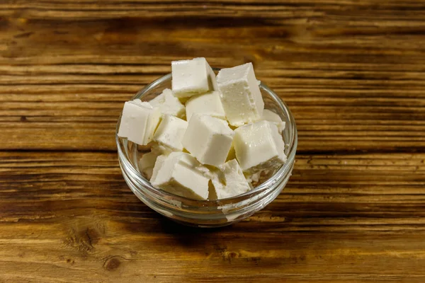 Cubos Queso Feta Tazón Vidrio Sobre Una Mesa Madera —  Fotos de Stock