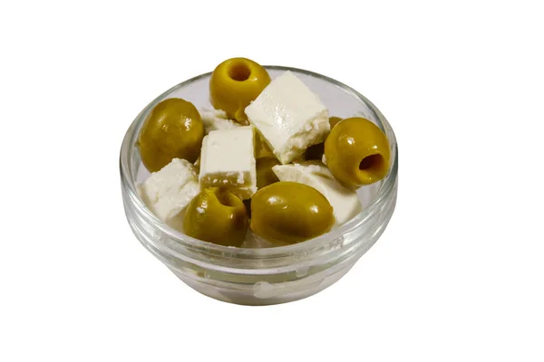 Feta Cubetti Formaggio Con Olive Verdi Ciotola Vetro Isolato Sfondo — Foto Stock