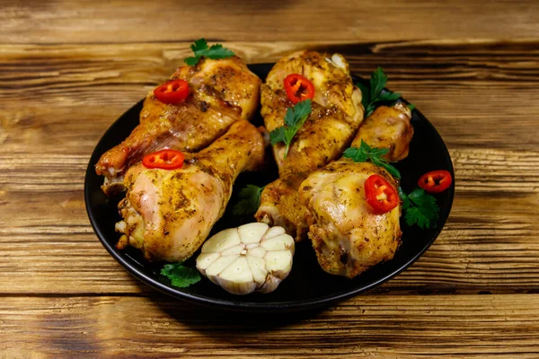 Geroosterde Kippendrumsticks Met Specerijen Een Zwarte Plaat Een Houten Tafel — Stockfoto