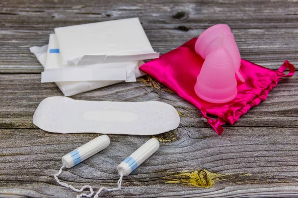 Almofada Sanitária Tampões Copo Menstrual Fundo Madeira Conceito Dias Críticos — Fotografia de Stock
