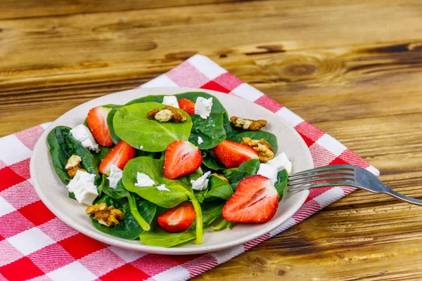 Frischer Gesunder Salat Mit Erdbeere Spinat Walnüssen Und Feta Käse — Stockfoto