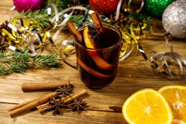 Baharatlı Noel şarabı ve ahşap masada Noel süsü.