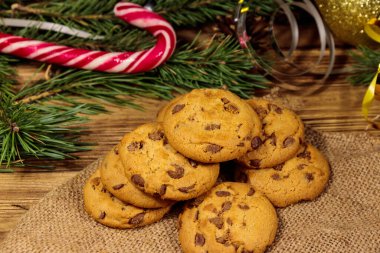 Tahta masada Noel süslemeli çikolata parçacıklı kurabiyeler.