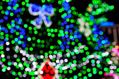 Şenlikli, çok renkli, soyut, bulanık bir arkaplan. Noel ışıkları arka planı bokeh