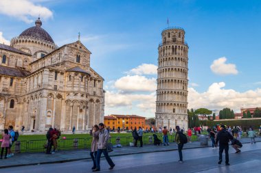 Pisa, İtalya - 8 Kasım 2022: Pisa Katedrali (Mary 'nin Varsayımı Katedrali) Piazza dei Miracoli' deki Eğik Pisa Kulesi ile birlikte, Tuscany, İtalya