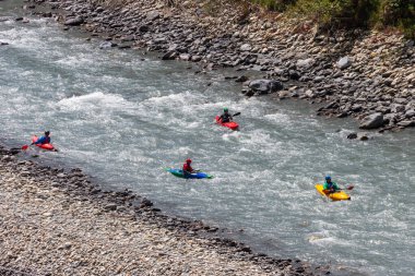 Grisons, İsviçre - 15 Temmuz 2023: İsviçre 'nin Grisonlar (Graubunden) kantonundaki Ruinaulta Kanyonu' nda (İsviçre Büyük Kanyonu) kayak yapan insan grupları