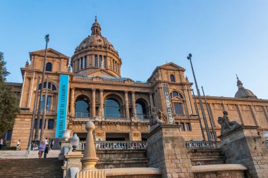 Barselona, İspanya - 19 Mart 2024: Barcelona, İspanya 'daki Montjuic tepesinde Palau Nacional (Ulusal Saray) cephesi