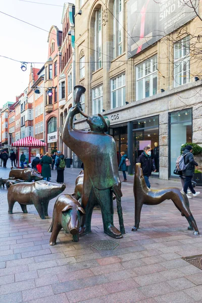 Bremen, Almanya - 2 Nisan 2022: Bremen, Almanya 'daki alışveriş caddesinde Bremen heykeltraşı Peter Lehmann tarafından yapılan bronz heykel 