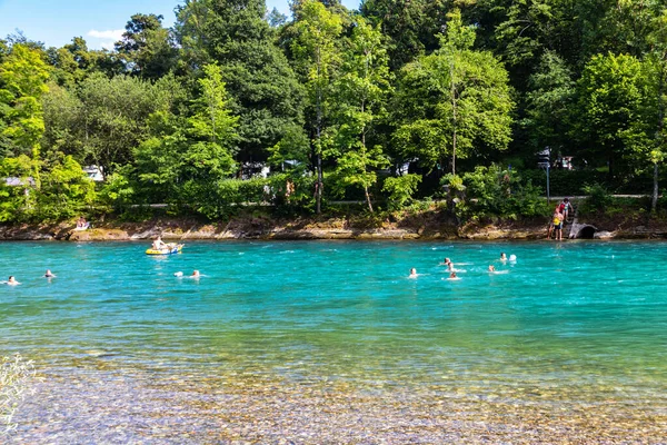 Bern, İsviçre - 12 Haziran 2022: İsviçre 'nin Bern kentindeki Aare nehrinde yüzen insanlar
