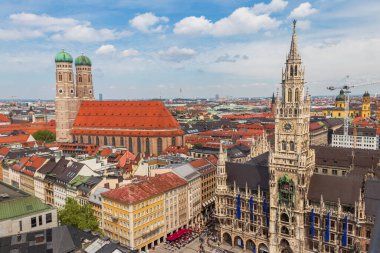 Almanya 'nın Münih şehrinde Marienplatz Meydanı' nın havadan görünüşü ile New Town Hall ve Frauenkirche (Our Lady Katedrali)