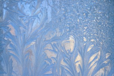 Kışın donmuş bir pencerenin üzerindeki buz deseni. Doğal arkaplan, doku