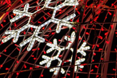 Geceleyin Noel ağacında parlayan kar tanesinin yakın çekimi