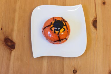 Ahşap masada yaratıcı Cadılar Bayramı pastası