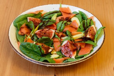 Füme somon, ıspanak, avokado ve incirli sağlıklı salata.