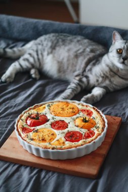 Masadaki kedili pasta.