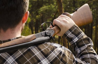 Onun omzunda bir coachgun olan bir adam