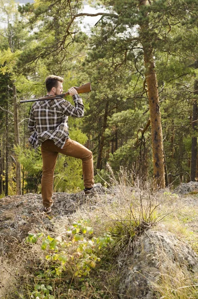 Bir coachgun onun omzuna bakarak sağ adamla