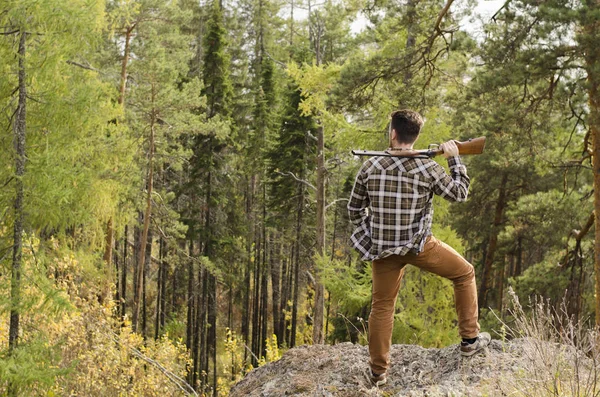 Hombre Mirando Izquierda Con Una Escopeta Hombro —  Fotos de Stock