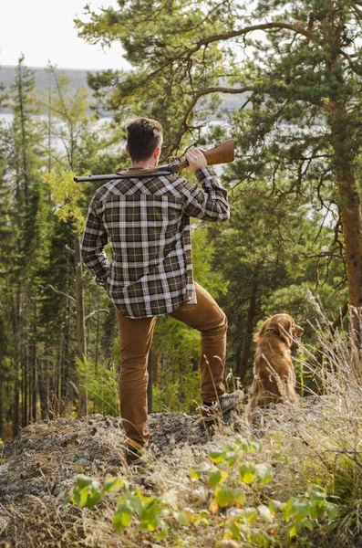 Hombre Con Una Escopeta Perro —  Fotos de Stock