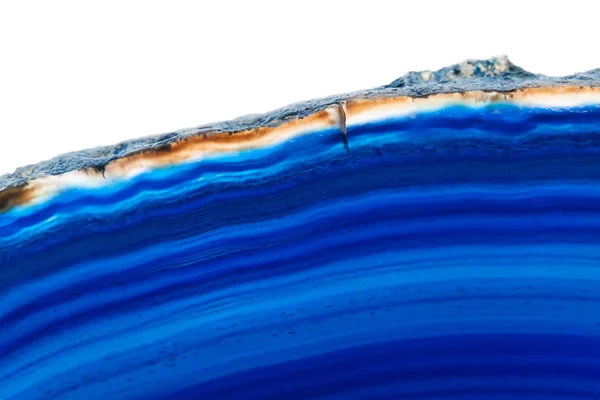 白い背景に分離された抽象的な背景 青い縞模様の瑪瑙スライス鉱物 — ストック写真