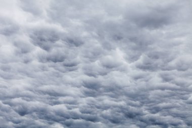 Tam bulutlu karanlık gökyüzü