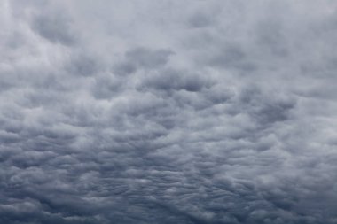 Tam bulutlu karanlık gökyüzü