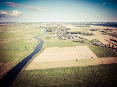 Bir nehri altında mavi bulutlu gökyüzü, Polonya tarafından Zlotoria şehrin havadan görünümü