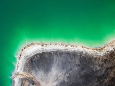 Masmavi gölü üstten görünüm, soyut fantezi yeşil ve kahverengi desen arka plan 