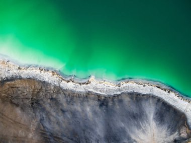 Masmavi gölü üstten görünüm, soyut fantezi yeşil ve kahverengi desen arka plan 