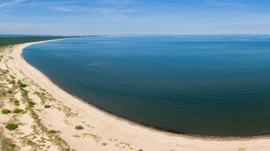 Beach tarafından Vistula Nehri ağzının yakınındaki Mavi Baltık Denizi havadan görünümü