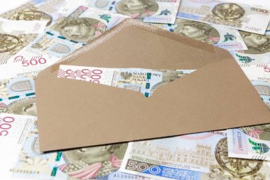 500 Pln Lirası banknotların arka plan üstünde olan kahverengi zarf