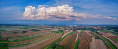 Mavi gökyüzü ve büyük beyaz bulutun altındaki alanların havadan Panoraması