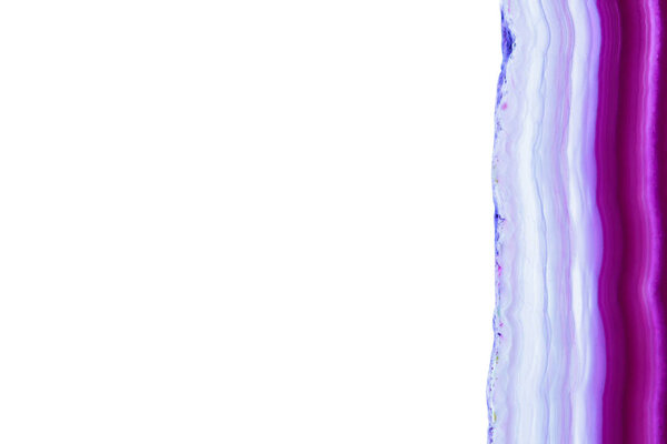 Фиолетовый фиолетовый агат ломтик полосатого минерала изолирован на белом, абстрактном фоне
