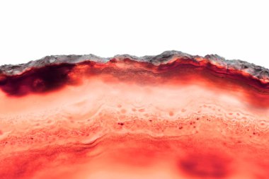 Soyut arka plan, kırmızı mineral kesit beyaz arka planda izole