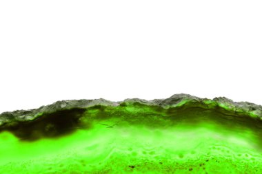 Soyut arka plan, beyaz arka planda izole yeşil mineral kesit